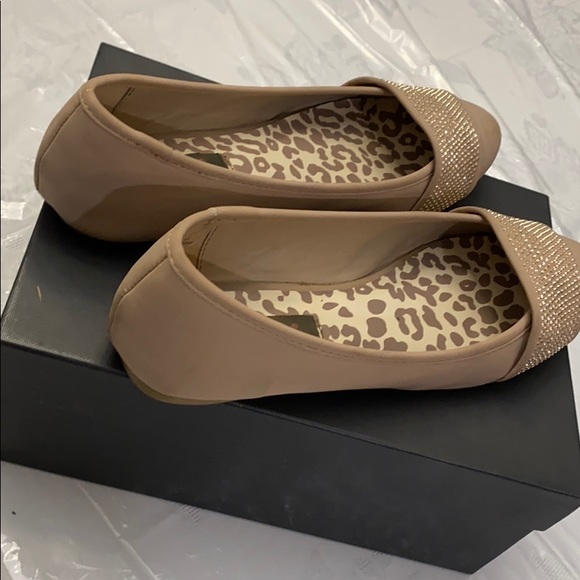 Tan flats with light design - Picture 2 of 2